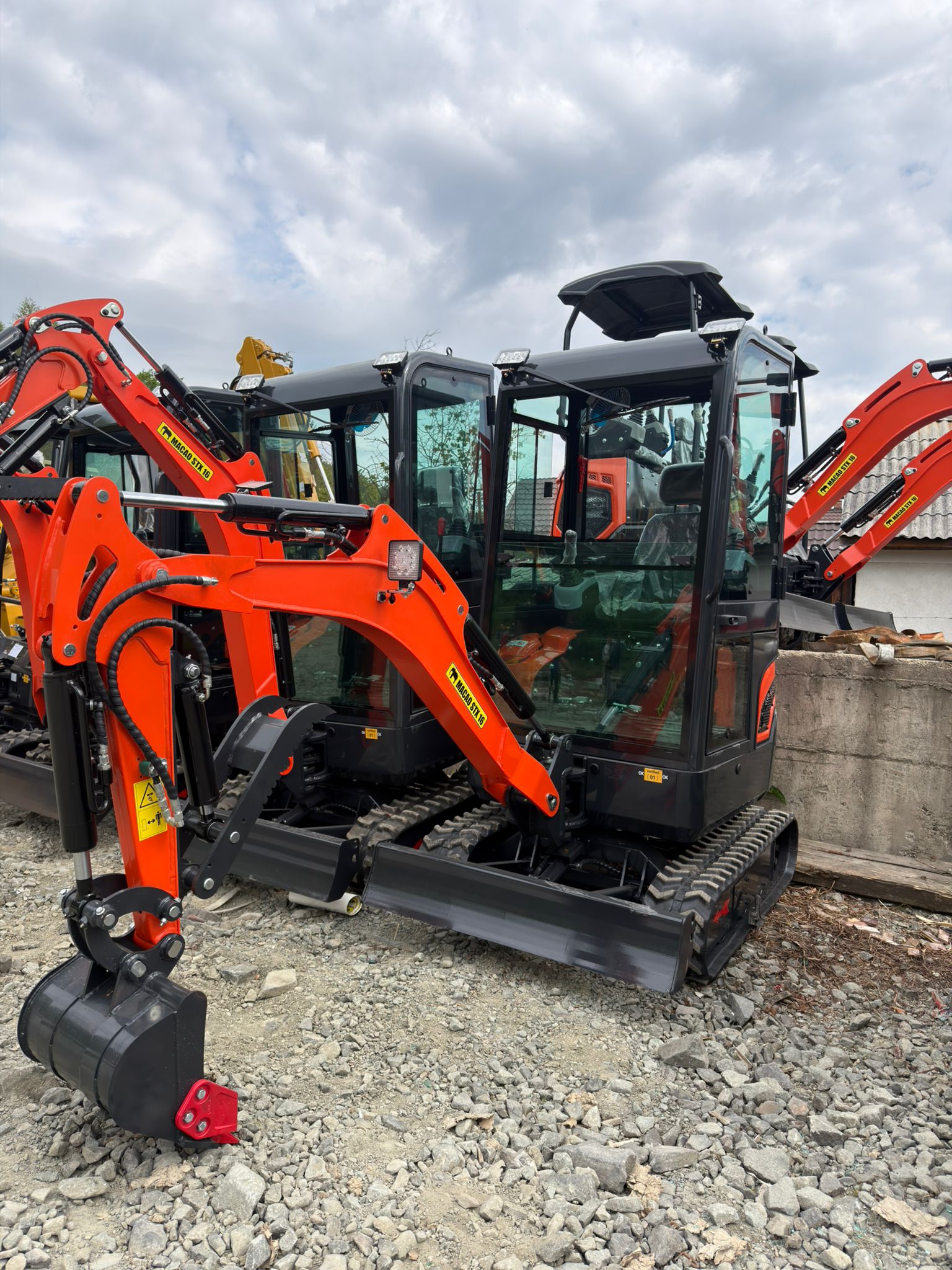 WhatsApp Image 2026-05-07 at 10.34.38 (3) MINIEXCAVATOR STX16 CU CABINA - imagine 1